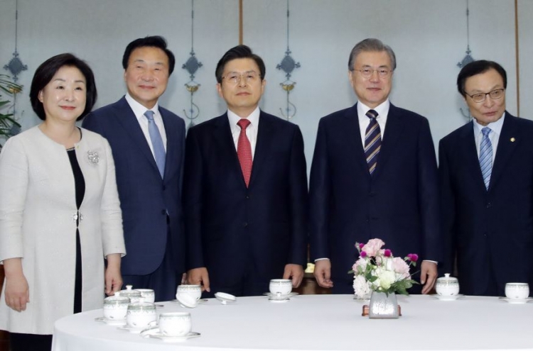 Moon meets bipartisan parliamentary leaders amid deepening economic woes