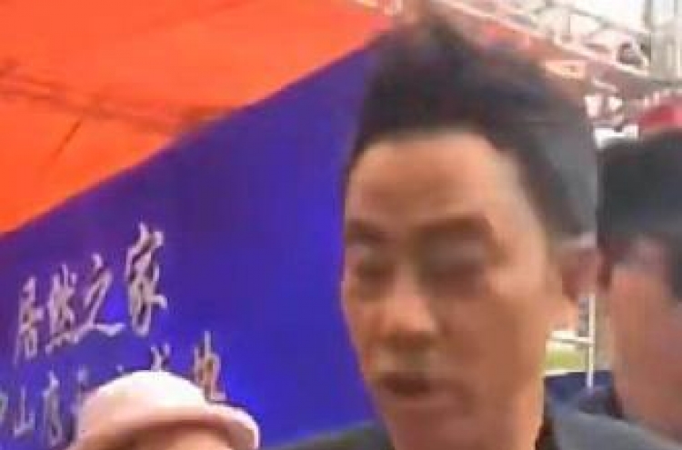 홍콩 유명배우 런다화 중국서 행사도중 칼에 찔려