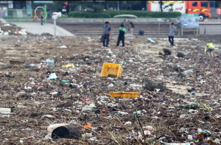 태풍에 거대 쓰레기장 된 광안리해수욕장…아쉬운 피서객들