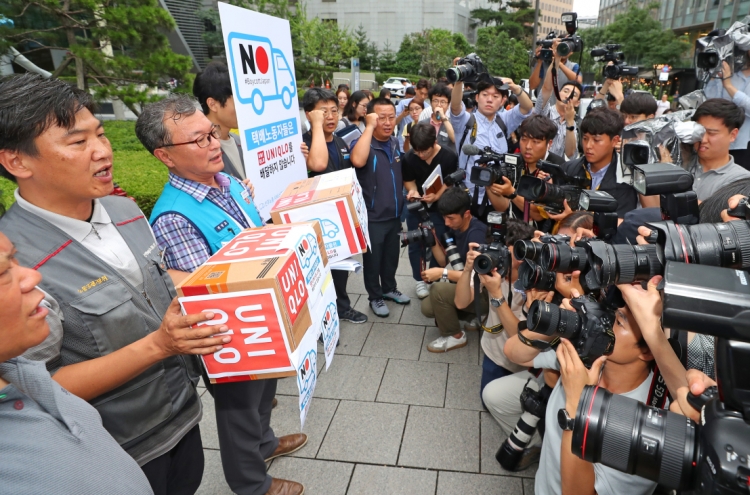[Newsmaker] Union of delivery workers refuses to handle Uniqlo goods