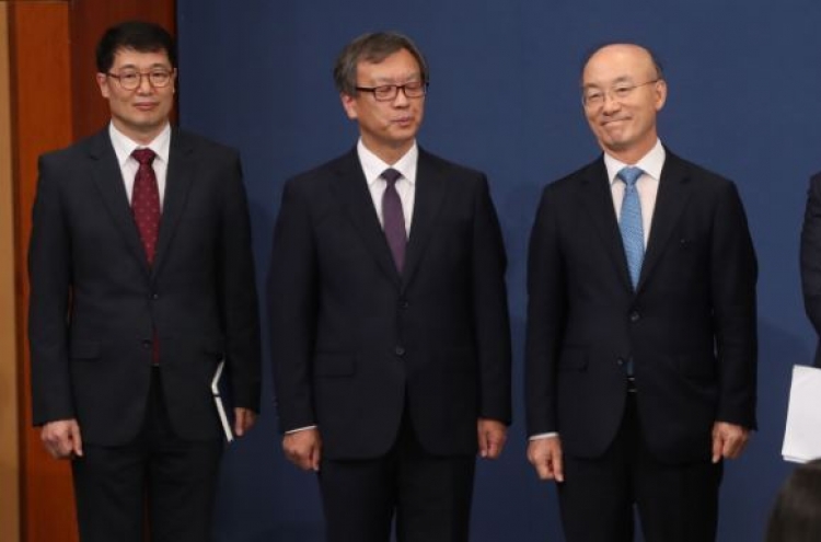 Moon reshuffles three top secretaries