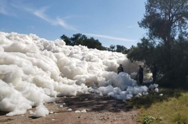 사람 삼킨 거대 비누거품…멕시코인, 오염된 하천에 빠져 숨져