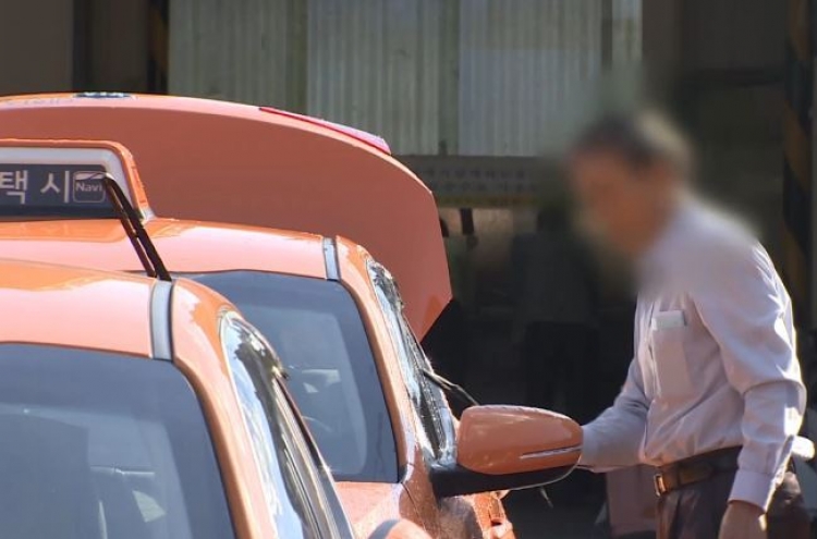 Taxi driver suspended for 30 days for cheating foreign passenger