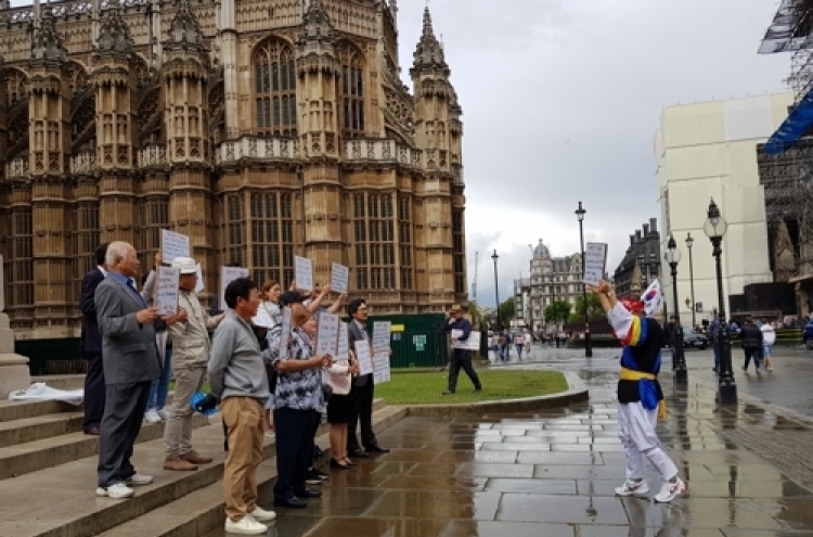 해외서도 '노 재팬'…런던 한인들, 의사당 인근서 日 규탄 집회