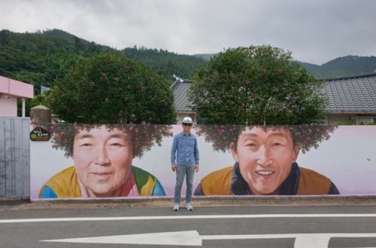 '동백 파마머리 익살스러운 벽화'…전국 스타 된 70대 노부부