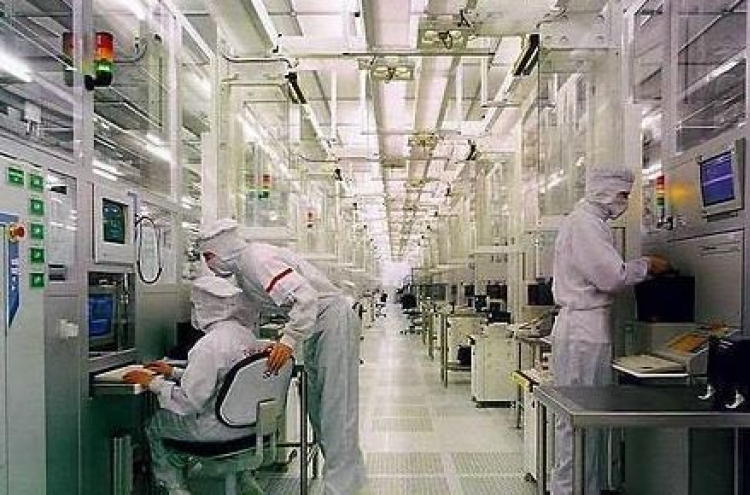 Top 3 memory chip makers' sales fall over 30% in H1
