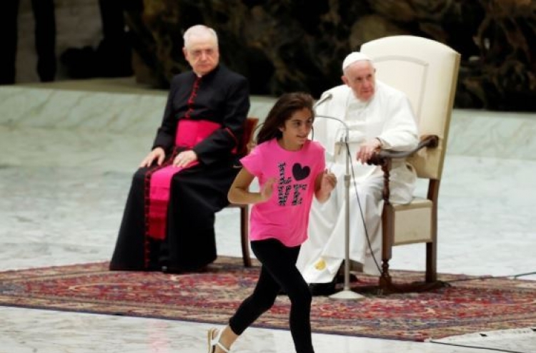 강론 중 단상 올라 활보한 소녀…교황, 웃으며 "그대로 둡시다"