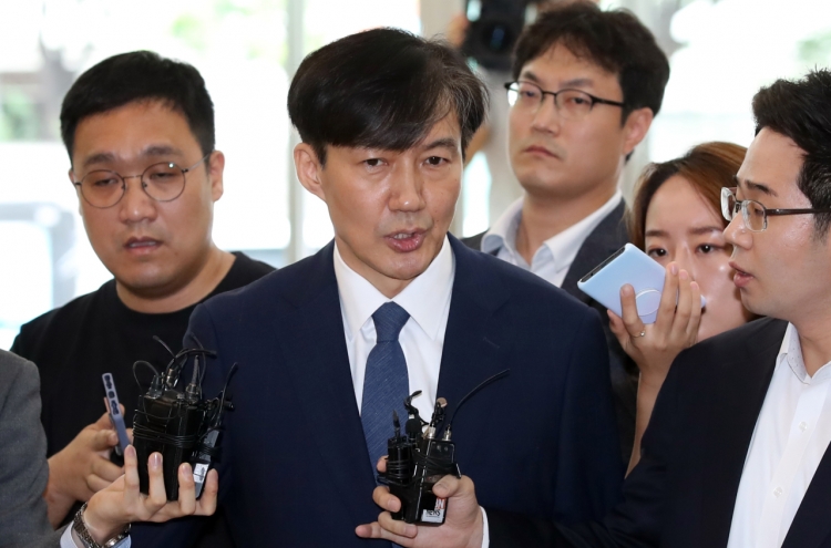 Cho Kuk apologizes over daughter, vows not to step down