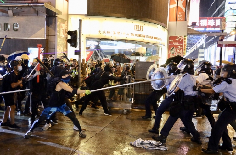 홍콩 시위 참여 여성 "경찰서에서 알몸 수색 강요당해"