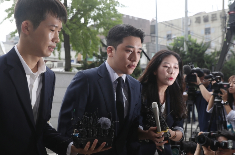 [Newsmaker] K-pop star Seungri questioned over gambling charges