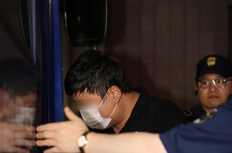 Prosecution requests formal arrest of Cho Kuk's relative