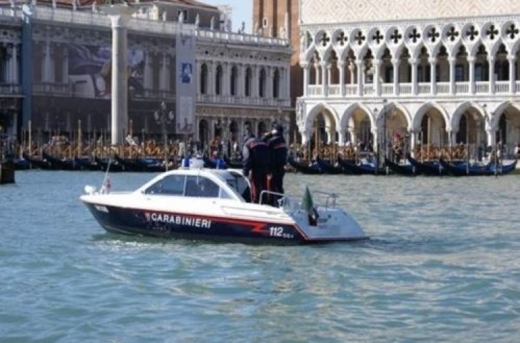 伊 베네치아 강물에 나체로 풍덩…체코인에 벌금 400만원