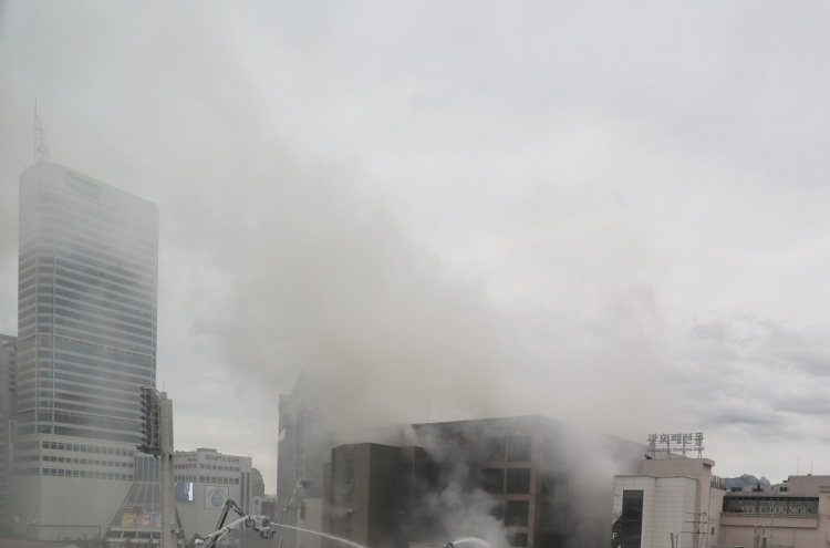 [Newsmaker] Fire at Dongdaemun fashion market injures 2, fumes continue for hours