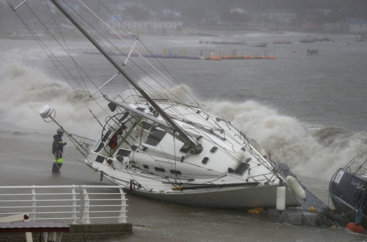 Typhoon Tapah sweeps Korea’s southern region, at least one dead