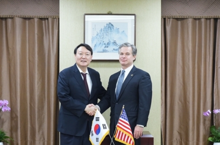 FBI director visits S. Korea, meets top prosecutor, police chief