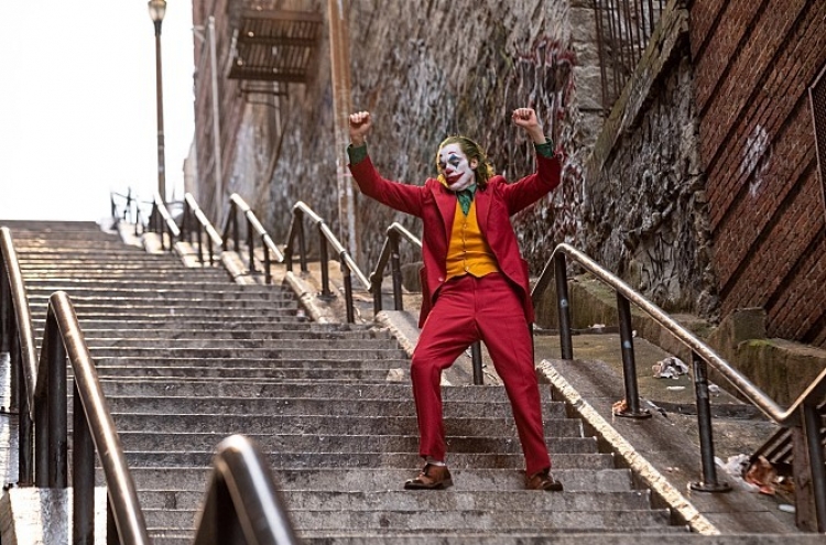 [Herald Review] Send in the clowns: ‘Joker’ pokes where it hurts for a fiendish joke