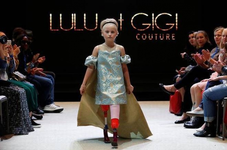 두 다리 의족 9살 영국소녀, 파리 패션위크서 '모델 워킹'