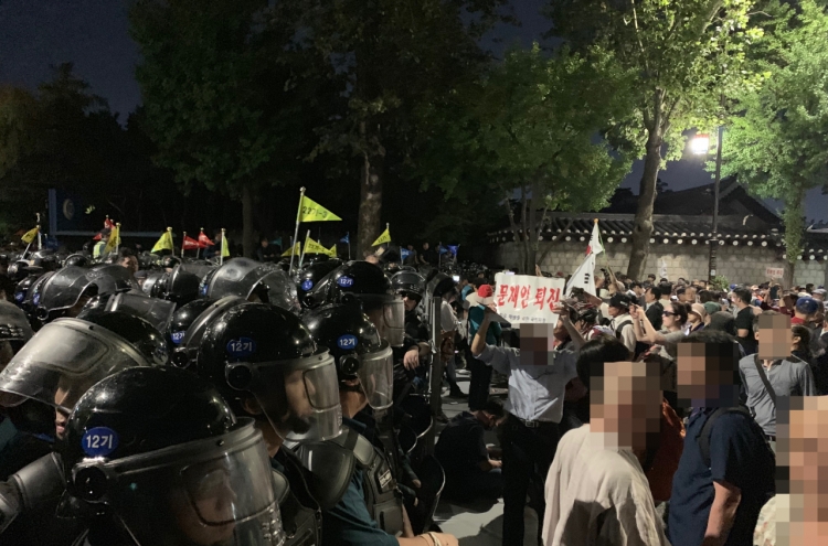 Police block anti-Cho Kuk protesters outside Cheong Wa Dae; 46 arrested