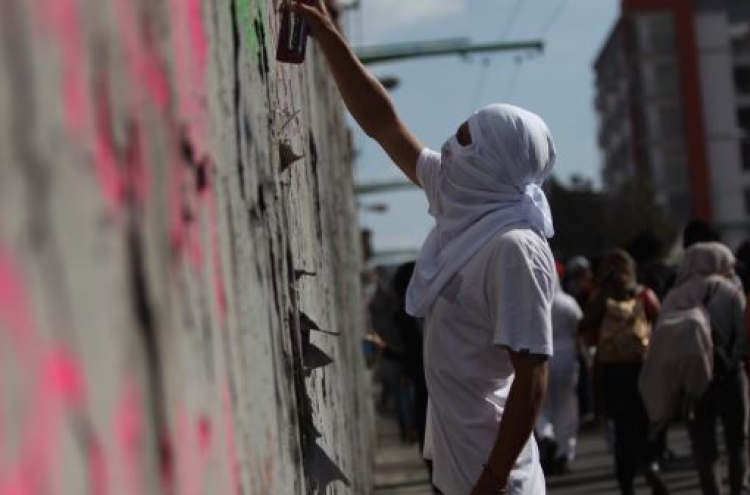 반달리즘 시위에 몸살 앓는 멕시코…인간 '평화의 띠' 등장
