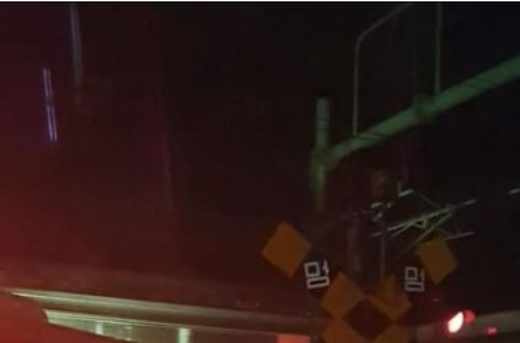 백마역 철길 건널목서 버스·열차 추돌…4명 부상