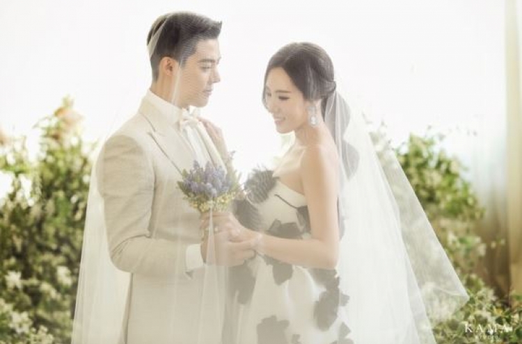 Famed skater Lee Sang-hwa, singer Kangnam get married