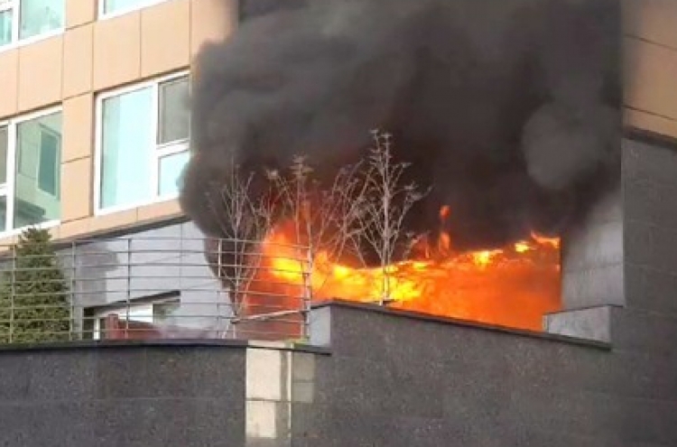 Fire kills man in 30s in Yeongdeungpo