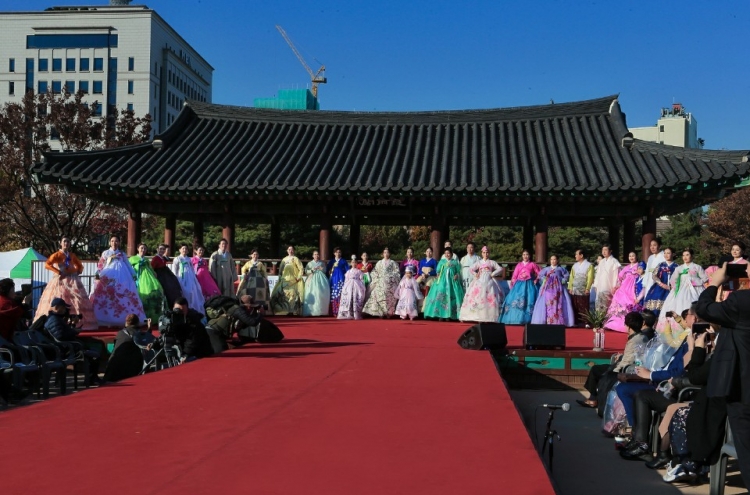 Senior citizen group hosts hanbok fashion show to bring harmony to society