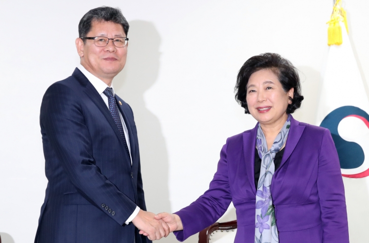 Unification minister meets Hyundai Group chairwoman over Kumgangsan tours