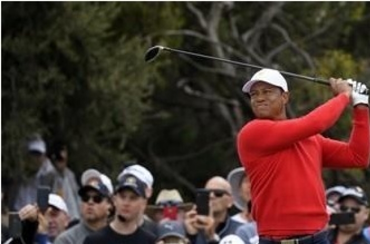 Woods sets Presidents Cup record, Americans make their move