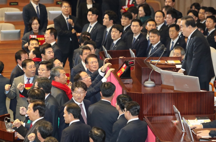 [Newsmaker] Parliament passes corruption probe unit bill amid opposition lawmakers' protest