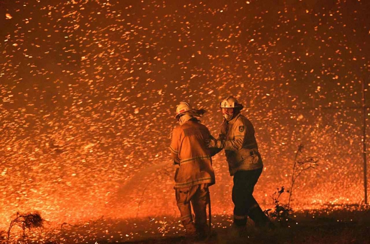 Australia orders evacuation of fire-ravaged towns before heatwave