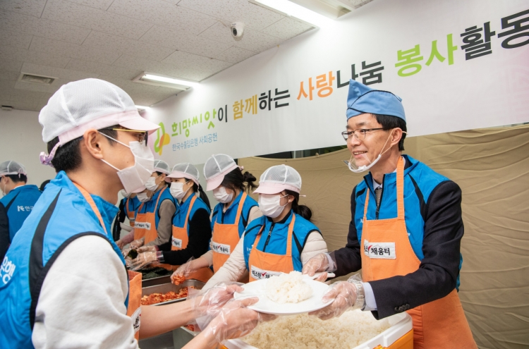 Eximbank employees volunteer at soup kitchen