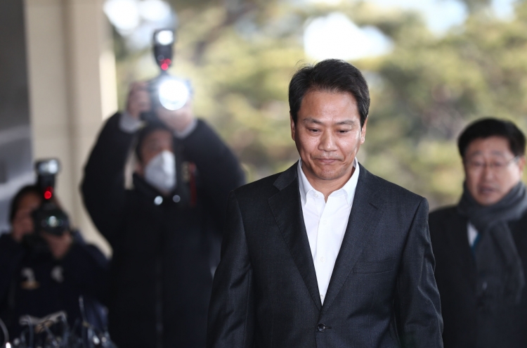 Moon’s former chief of staff questioned; claims probe politically motivated