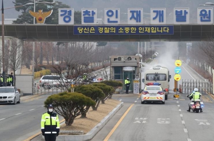 S. Korean evacuees arrive at Asan makeshift shelter
