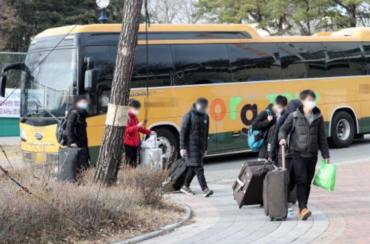 Chinese students returning from winter break face 14-day isolation