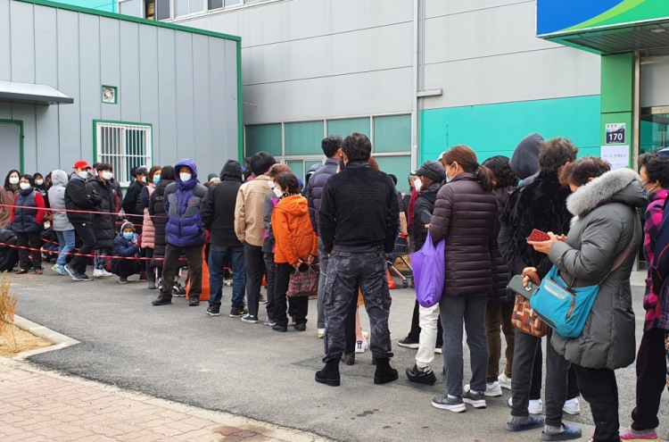 [Newsmaker] Confirmed virus-infected man caught queuing to buy mask