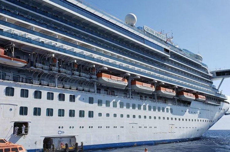 US tests stranded cruise ship passengers for coronavirus