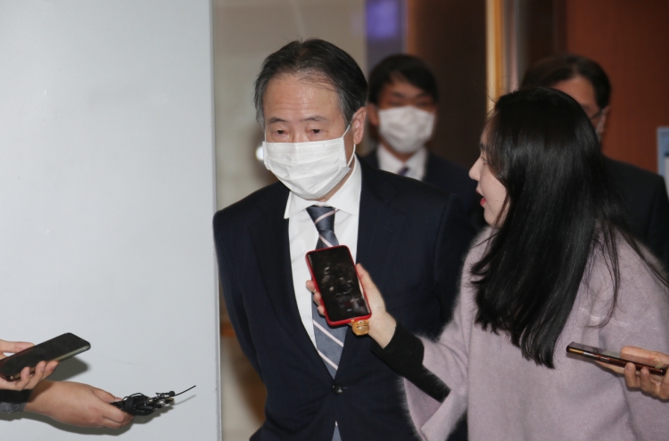 FM Kang calls in Japanese Amb. Tomita to protest new entry restrictions