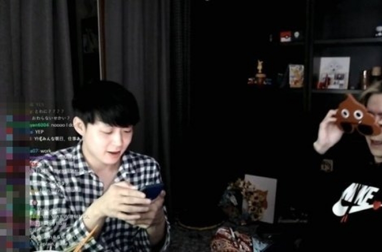 Park Yoo-chun makes surprise appearance on brother’s livestream