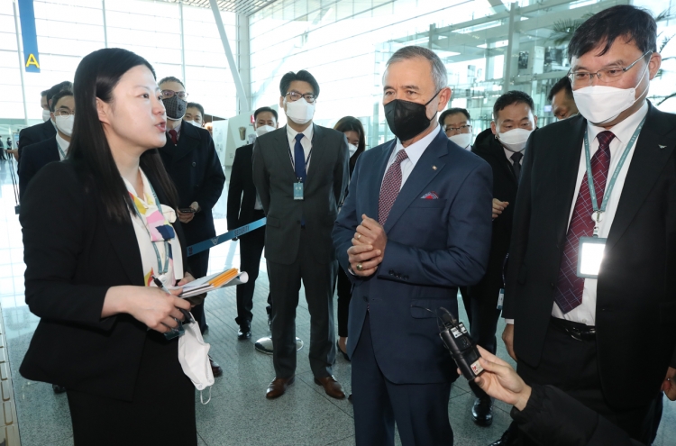 Harris praises S. Korea's anti-coronavirus airport