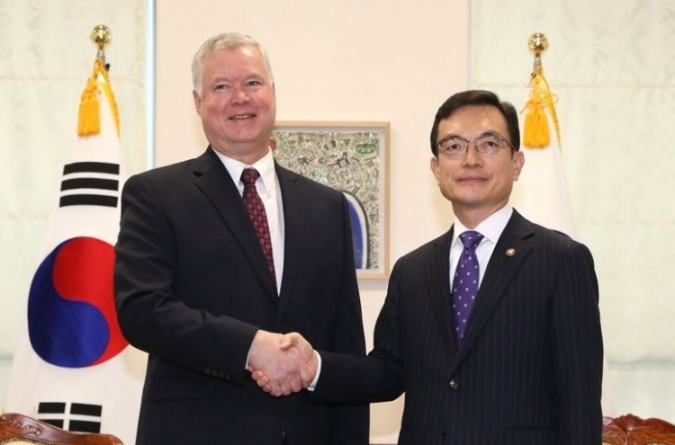 Senior diplomats of S. Korea, US hold phone talks over fight against new coronavirus