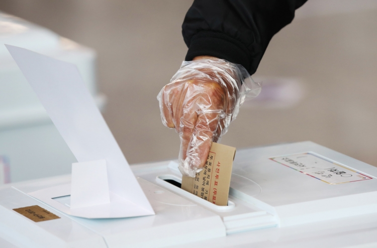 [Photo News] Early voting despite virus fears