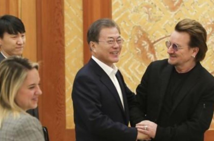 U2 leader asks S. Korean president to support Ireland in fight