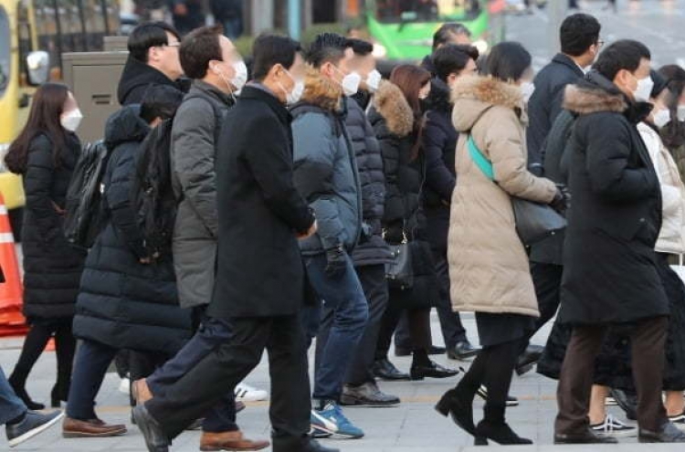 Four out of 10 Koreans suffer pay cut amid pandemic