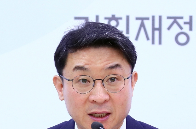 Financial official tapped as Moon's economic policy secretary