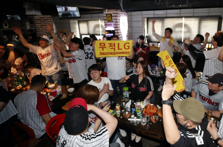 Bat flipping and fancy cheerleading: How Korean baseball culture differs from US