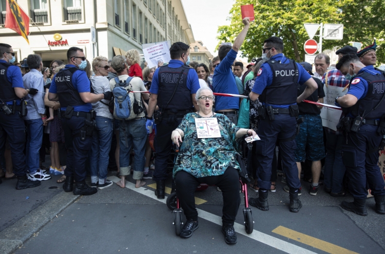 스위스서 코로나19 봉쇄 조치 항의 시위 열려