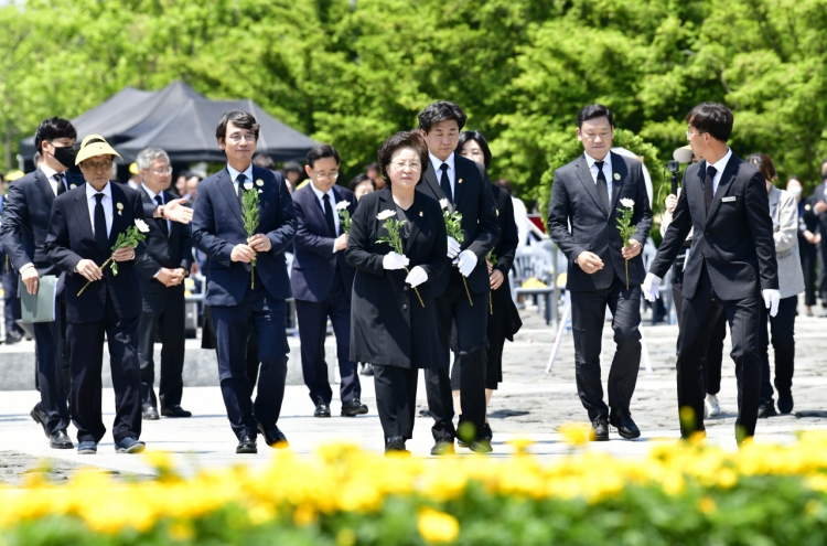 Memorial service held to mark 11th anniv. of ex-President Roh's death