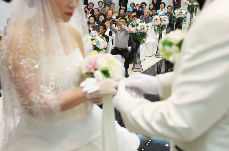 Int'l marriages to Korean men grow in recent years: report