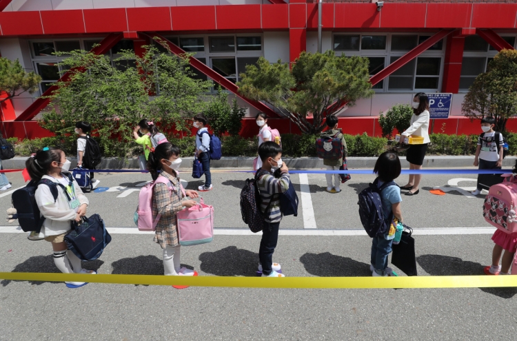 [Photo News] Students return to school amid virus outbreak